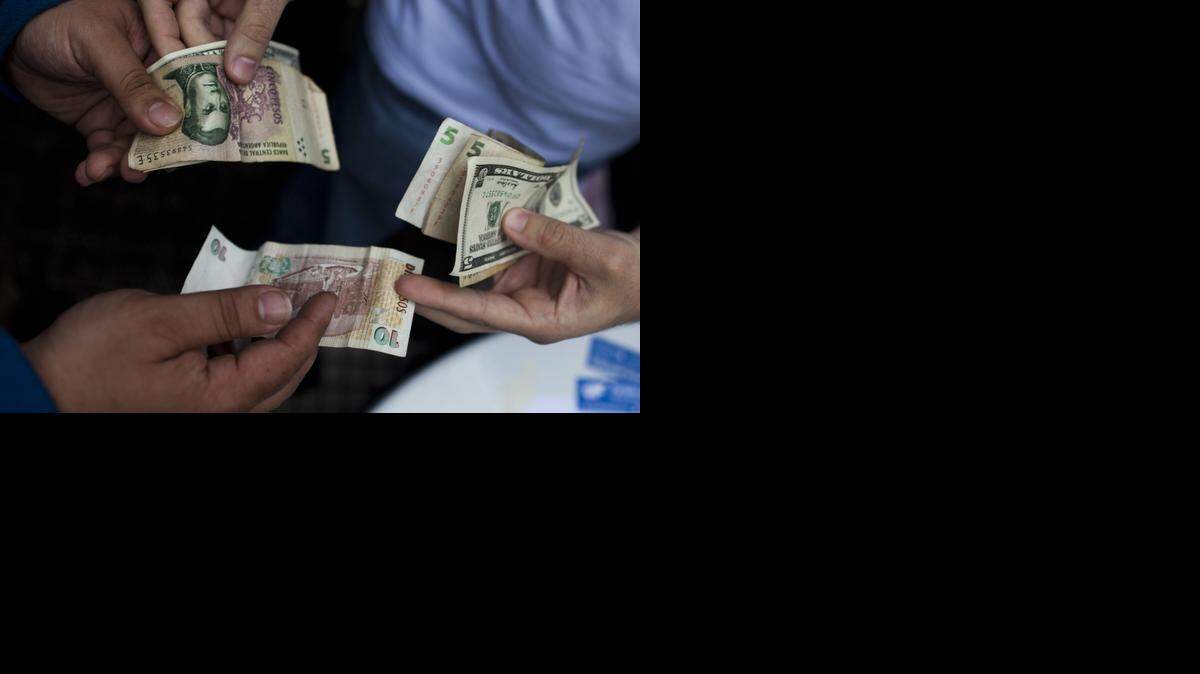 
El peso argentino, que se cotiza a 8.42 or dólar en el cambio oficial, llega a 14.26 por dólar en el mercado informal. La caída de las reservas de divisas dl país pone más presión sobre la moneda nacional.
