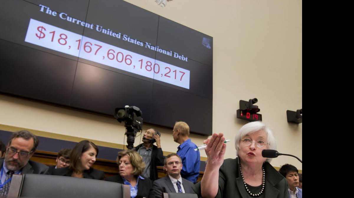 
La presidenta de la Reserva Federal, Janet Yellen, habla el miércoles ante los legisladores en Washington delante de una pizarra que muestra la deuda de EEUU.


