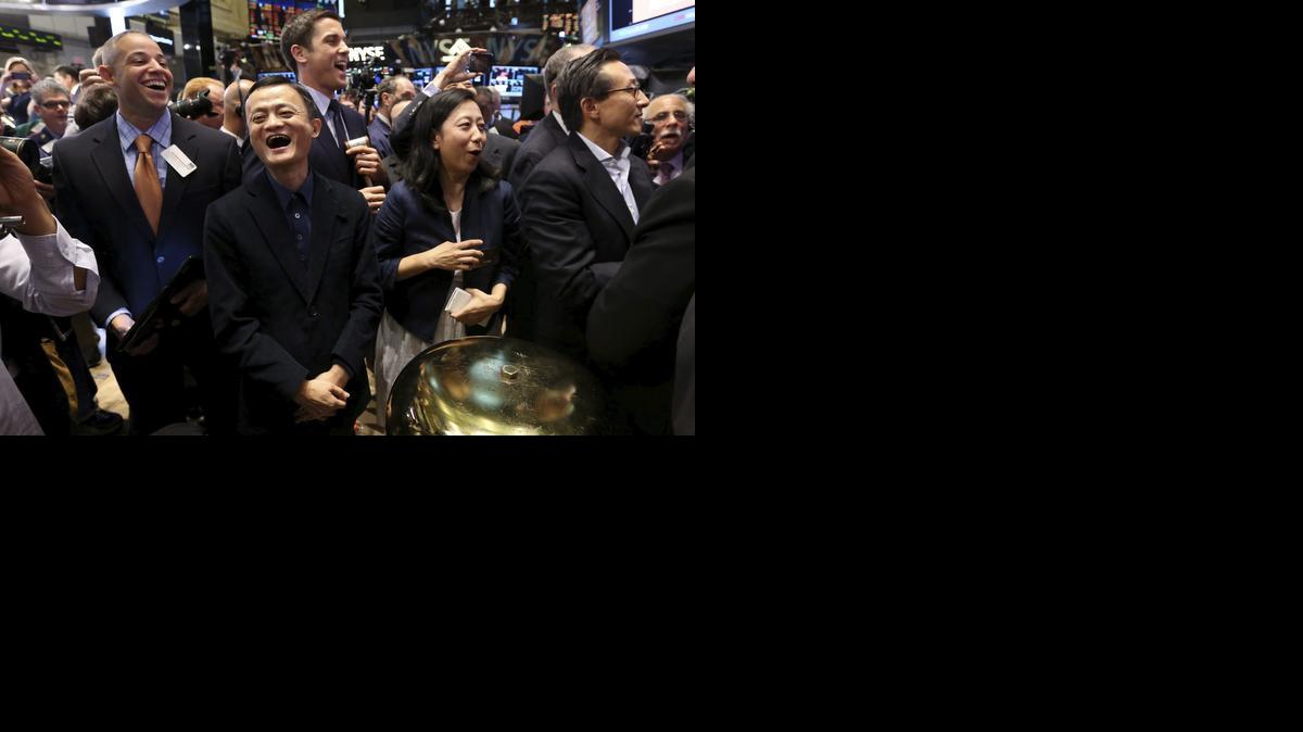 
El fundador y CEO de Alibaba, Jack Ma, al centro, sonríe tras hacer sonar la campana ceremonial de la Bolsa de Nueva York antes del lanzamiento de oferta inicial de acciones de la compañía china el viernes.
