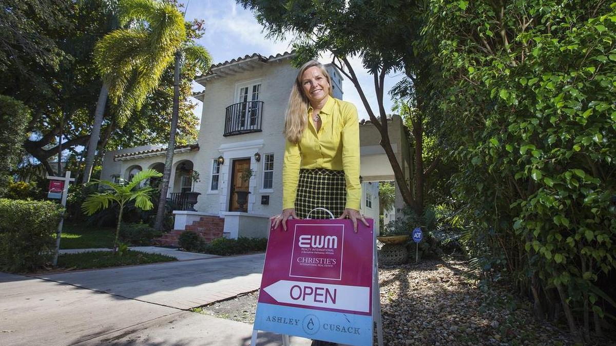 La agente de bienes raíces Ashley Cusack en una casa en Coral Gables. Un estudio indicó que la confianza del consumidor de Florida para compar una vivienda más grande o electrodomésticos, bajó de 101.7 a 99.7.