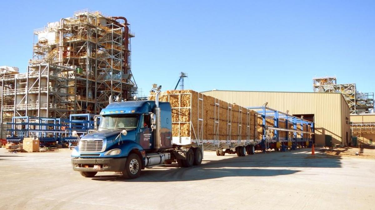 En esta foto 2014 foto proporcionada por Abengoa, un camión transporta una carga de biomasa, residuos de cultivos agrícolas, hacia la biorefinería de esa empresa española en Kansas.