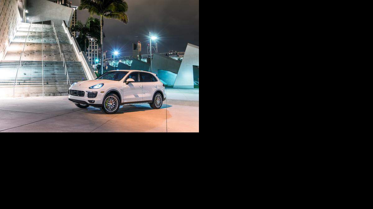 
El nuevo Porsche Cayenne para el 2015 tiene un diseño más elegante, sobre todo su interior, y una amplia una gama de equipos estándar.
