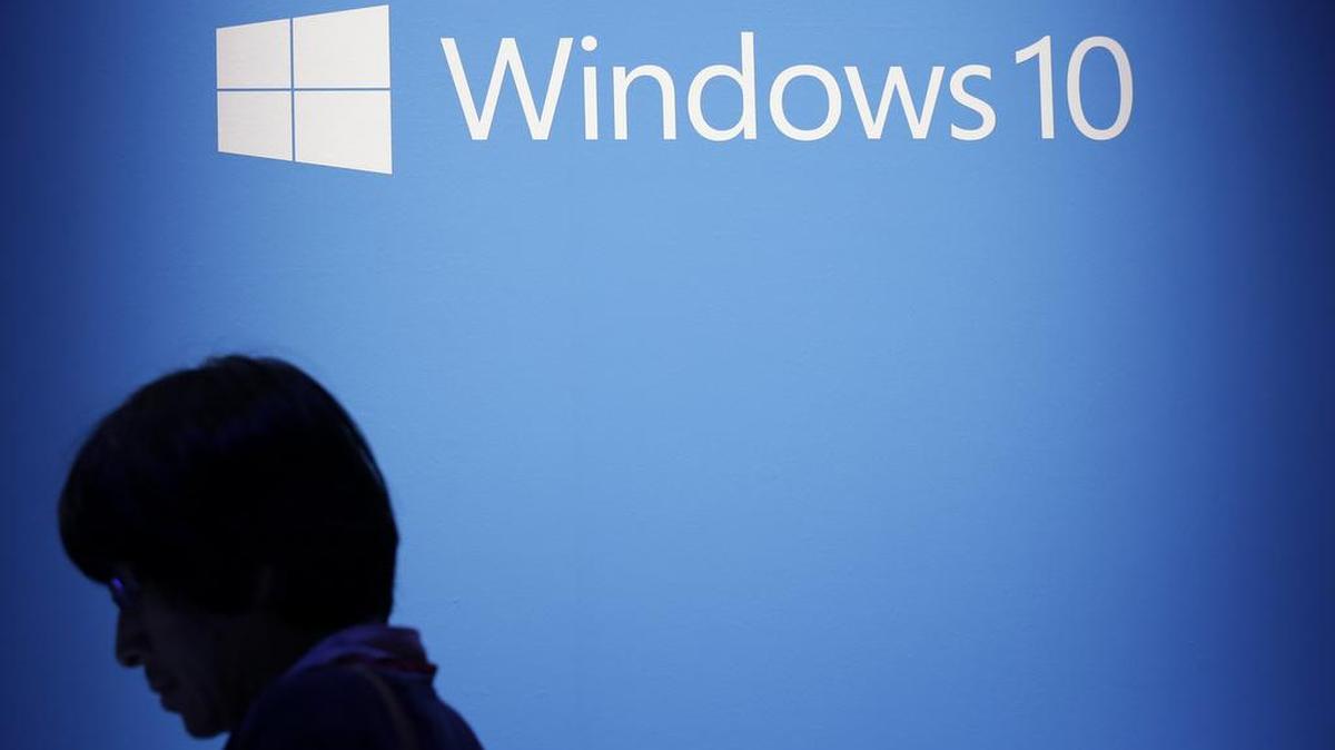 El logo de Windows 10 se proyecta en una pantalla en el lanzamiento del sistema operativo en julio del 2015.