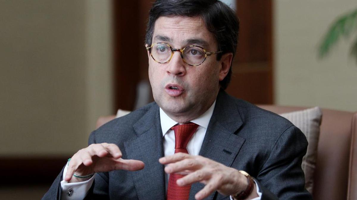 El presidente del Banco Interamericano de Desarrollo (BID), Luis Alberto Moreno durante una entrevista en Bogotá, Colombia. Foto de archivo.