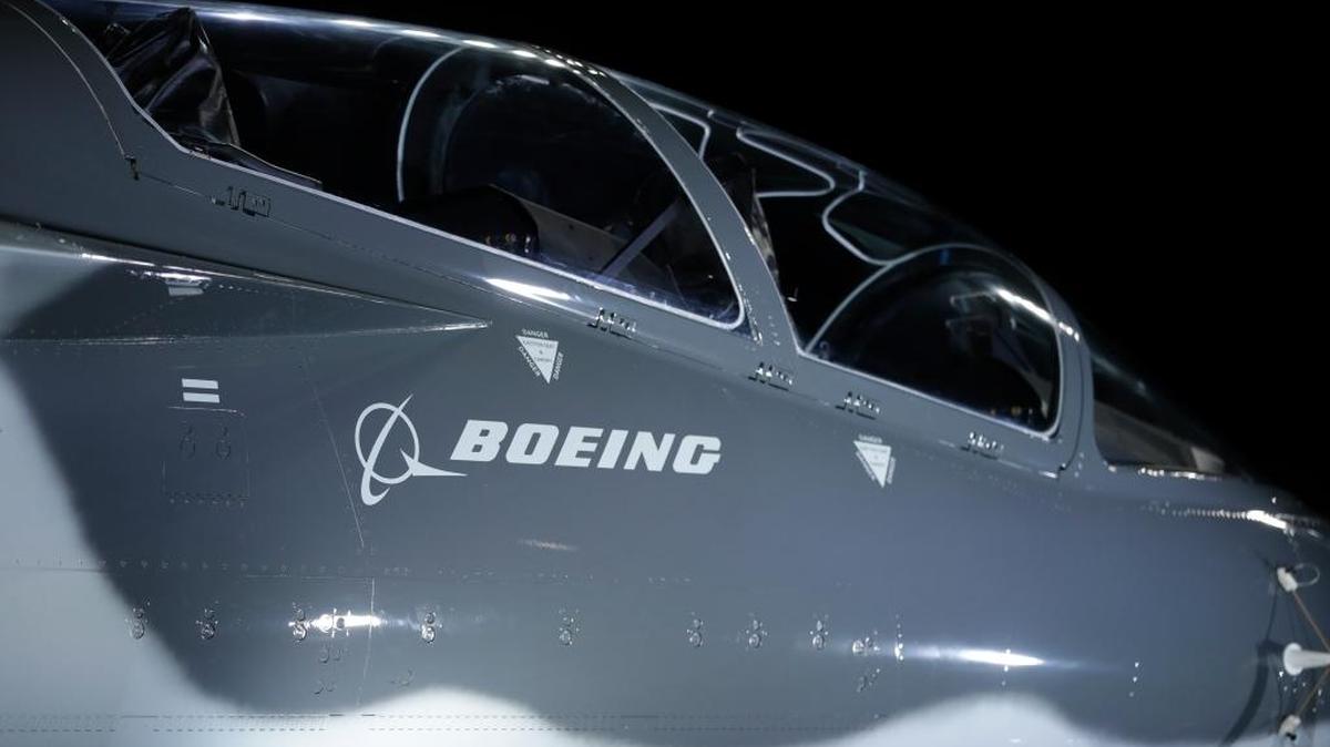 El avión T-X de Boeing es mostrado durante un evento en St. Louis, el martes pasado.