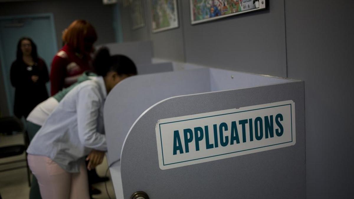 Personas llenan planillas de solicitud de trabajo a mediados de marzo, en Nueva Jersey. Para algunas personas el momento de dejar un empleo es muy claro, mientras que para otras puede no ser tan obvio.