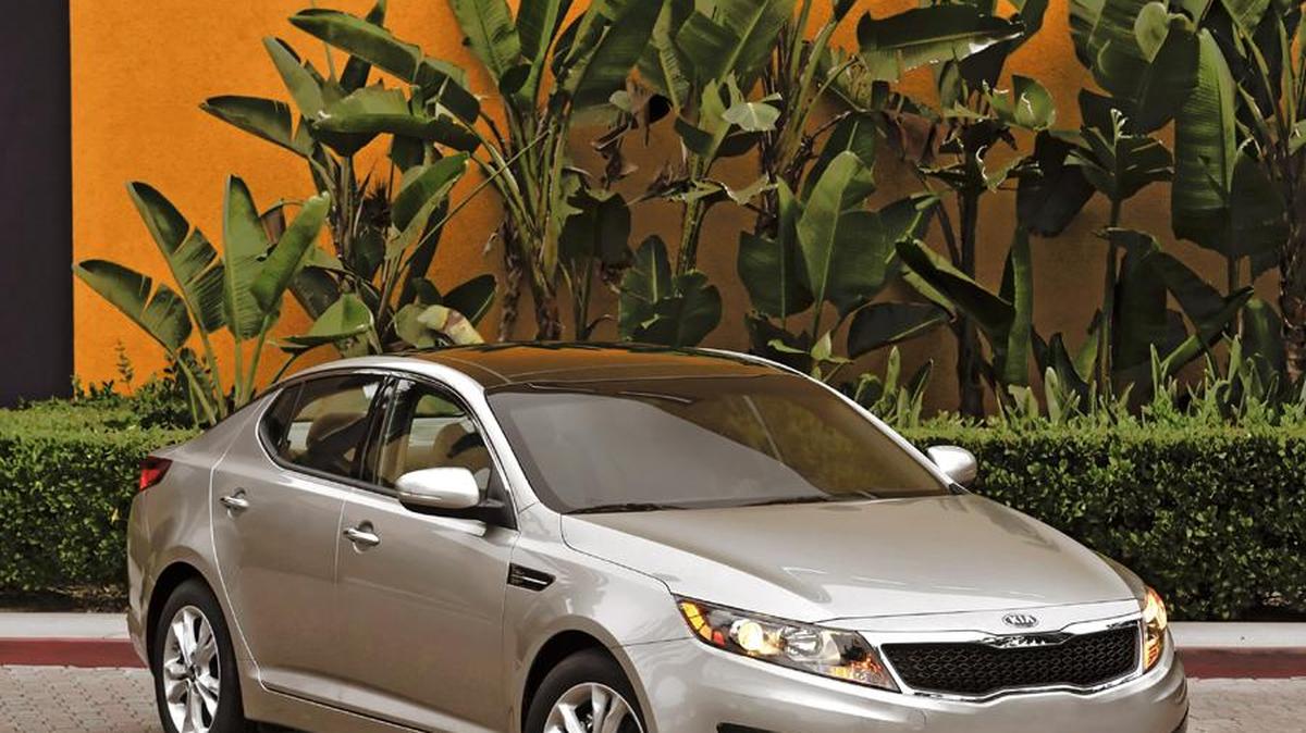 Un auto Kia Optima 2011.