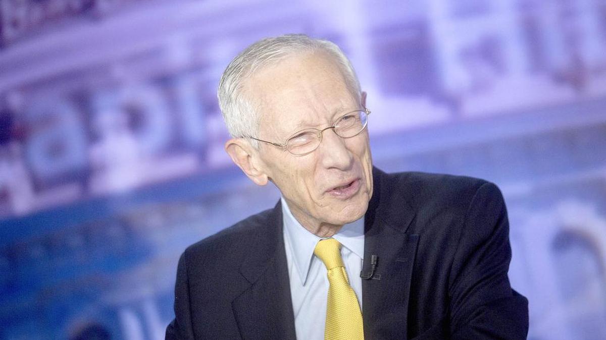 El vicepresidente de la Reserva Federal (Fed) Stanley Fischer durante una entrevista con Bloomberg Television en Washington. Foto de archivo.