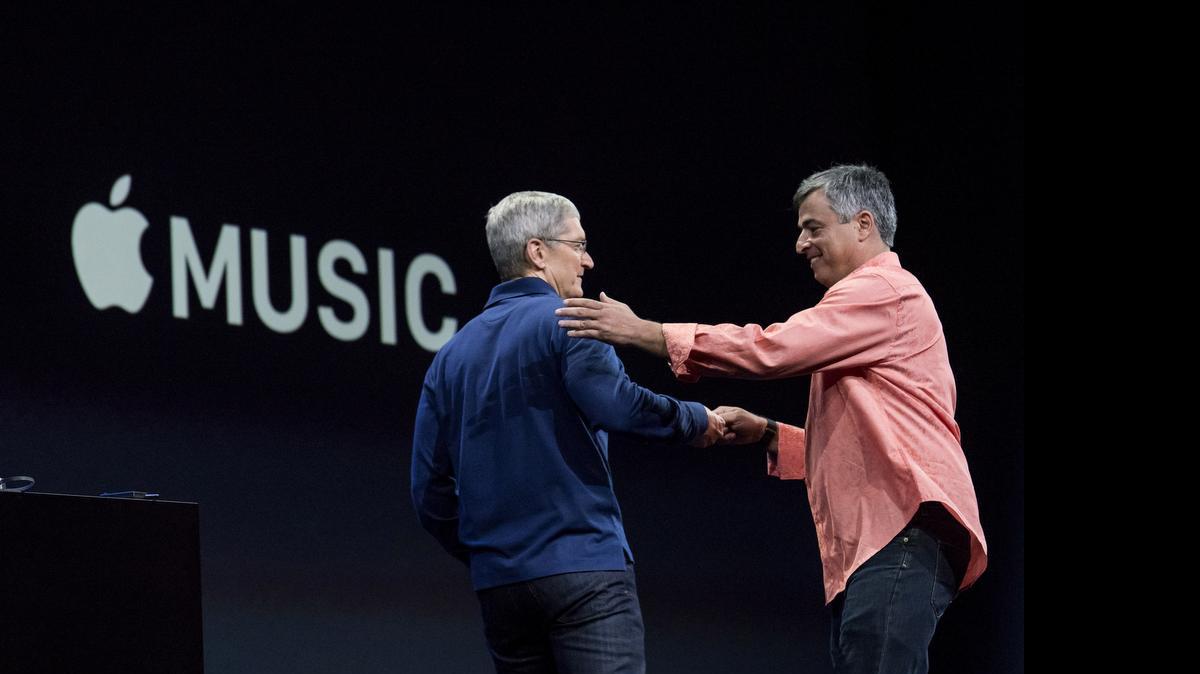 
Eddy Cue, vicepresidente Software y Services de Apple Inc., saluda al presidente de Apple,Tim Cook (izq.), durante la presentación de la nueva plataforma de la compañía en California.

