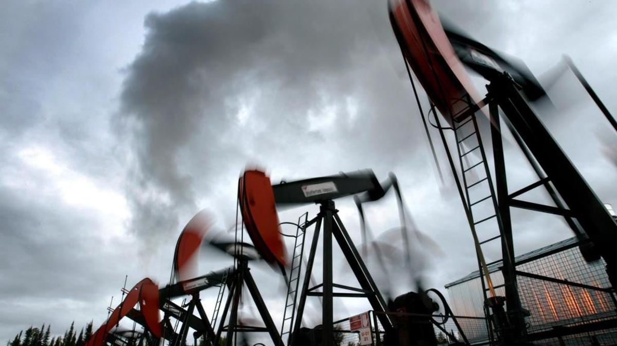 Equipos petroleros en un proyecto en Alberta, Canadá. El derrumbe de los precios del petróleo y la evaporación de las inversiones en el sector están provocando una grave crisis esa provincia.