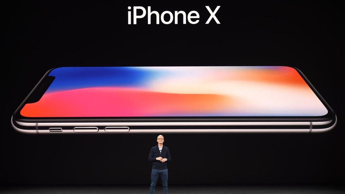 El consejero delegado de Apple, Tim Cook, presentó el martes el iPhone X, el nuevo teléfono inteligente de Apple.