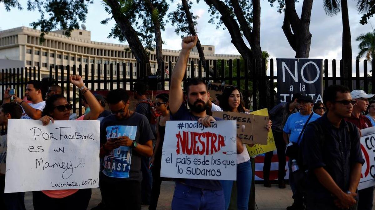 Cientos de personas se manifiestan el jueves frente al Tribunal Federal de San Juan, Puerto Rico, tras la aprobación de la Junta de Control Fiscal Federal por el Congreso de los Estados Unidos para controlar las finanzas del país.