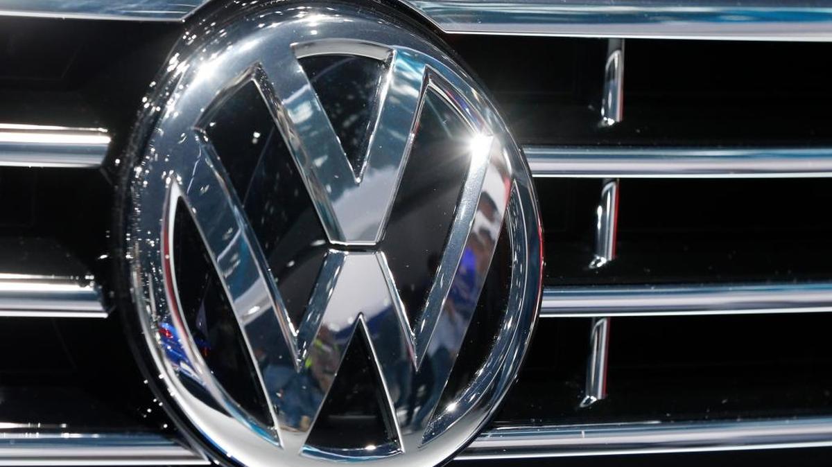Logo del fabricante alemán Volkswagen en un vehículo, durante una exhibición de automóviles en Frankfurt, en septiembre.