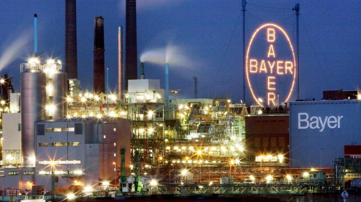 Las fábricas del gigante químico y farmacéutico alemán Bayer, en Leverkusen, Alemania. Bayer está dispuesto a pagar hasta $66,000 millones de euros para hacerse con la estadounidense Monsanto, referente mundial en pesticidas y semillas transgénicas.