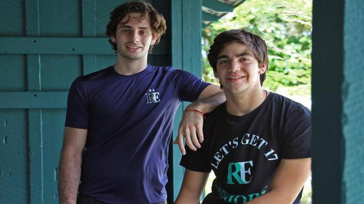 Simon Bindefeld-Boccara (izq) y Jake Pelayo, estudiantes de Ransom Everglades tropezaron con una idea que podría ayudar a resolver el problema del desperdicio de alimentos en la industria de los restaurantes.