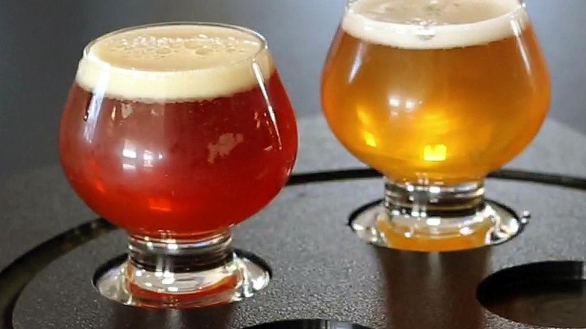 Cervezas artesanales son servidas en Maine Beer Company, en Freeport. Cada vez existen más apuestas por la elaboración propia y no por las grandes marcas que se encuentran en el supermercado de la esquina.