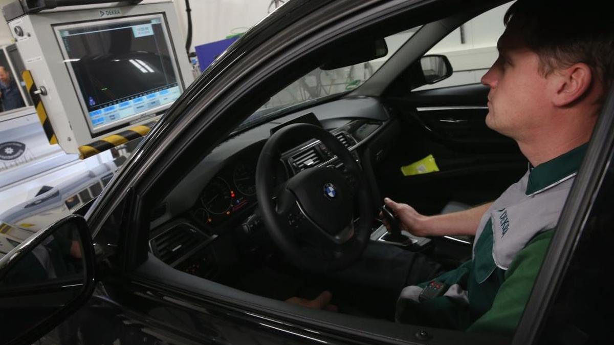 Un empleado de la agencia de pruebas técnicas automovilísticas DEKRA supervisa las emisiones de un vehículo el miércoles, en Klettwitz, Alemania.