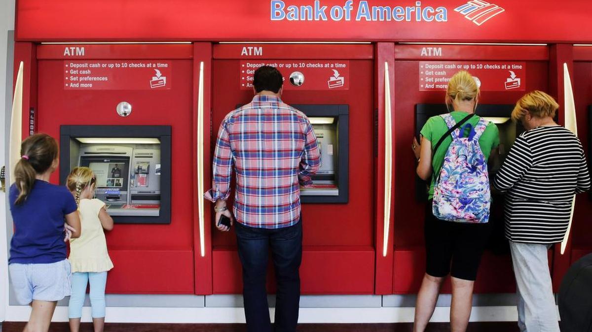 
Clientes usan los cajeros automáticos de Bank of America y Wells Fargo en esta imgen de archivo.


