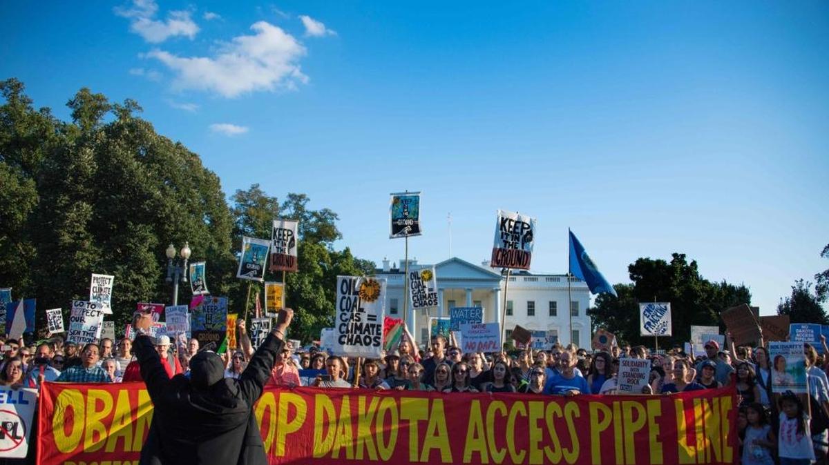 Manifestantes protestan el martes contra la construcción de un oleoducto en Dakota del Norte. La Agencia Internacional de la Energía (AIE) informó el miércoles en su informe que es esencial seguir invirtiendo en la extracción y producción de petróleo para garantizar la seguridad energética mundial.