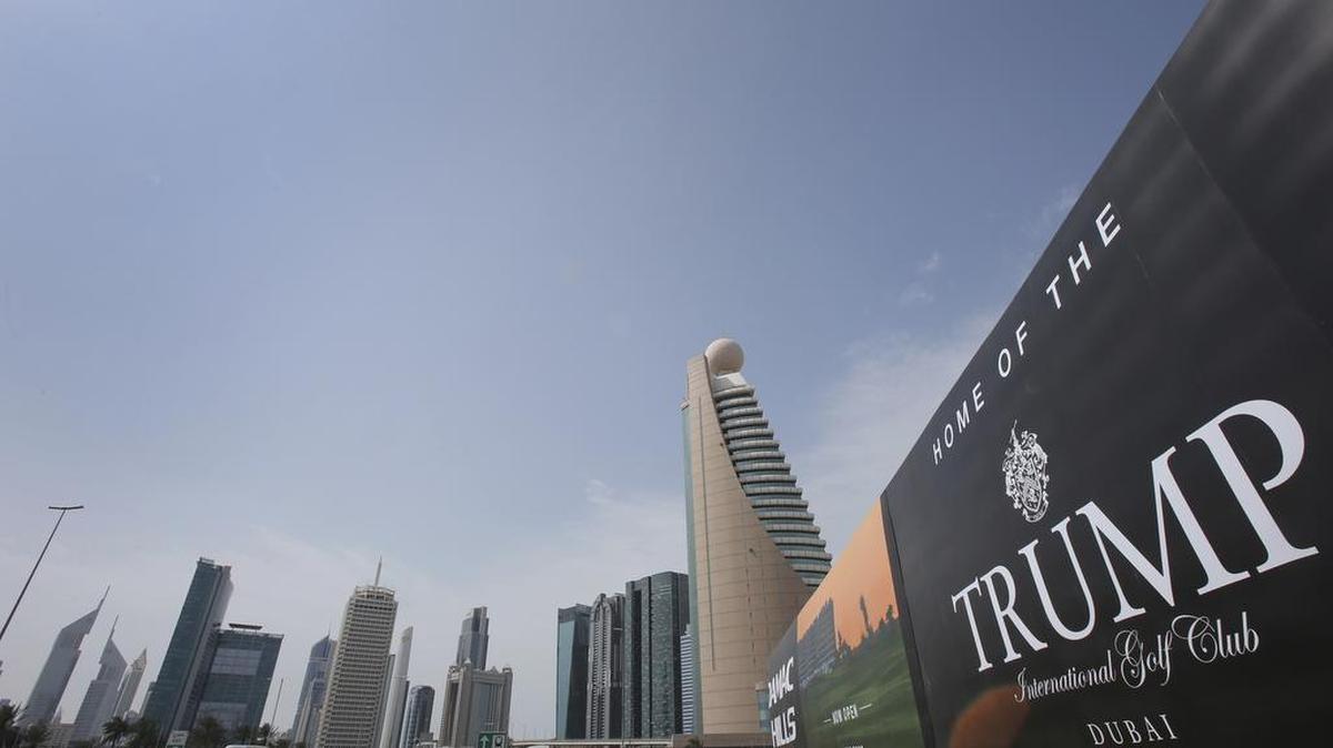 Un cartel anuncia el Trump International Golf Club en el Dubai Trade Center, en Dubai, Emiratos United Arab Emirates, Saturday, Feb. 18, 2017. Two of U.S. President Donald Arabes Unidos el sábado.