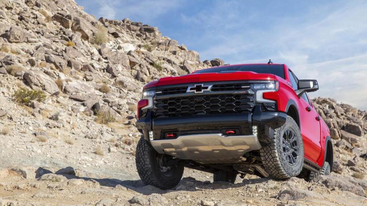 La primera Silverado ZR2 es el nuevo estandarte de Chevrolet para los camiones todoterrenos y la última adición a una exitosa línea de vehículos de trabajo bien dotados.
