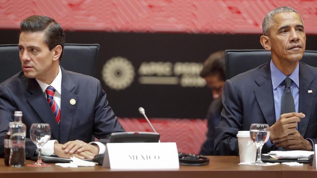 El presidente de México, Enrique Peña Nieto (izq.), y su homólogo de Estados Unidos, Barack Obama, durante la reunión de los países participantes en el Acuerdo Transpacífico (TPP) el 19 de noviembre en Lima, Perú.