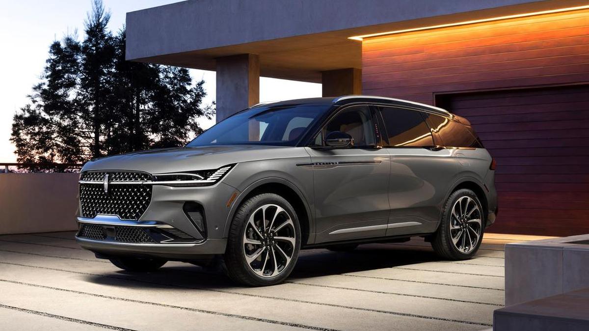 En cualquiera de sus modelos, el Nautilus del 2024 es un vehículo tranquilo, eficiente y suficientemente satisfactorio para pasar el tiempo al timón de este impresionante auto de lujo.