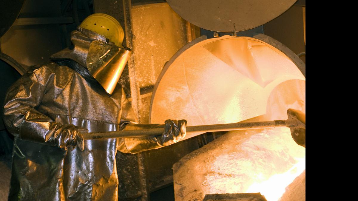 
Un obrero controla el flujo de cobre en un horno eléctrico en Glogow, Polonia, en esta foto de archivo.
