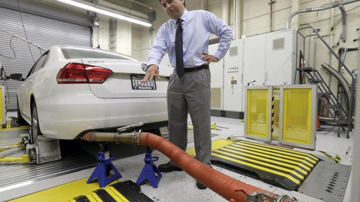 El portavoz de la Agencia Californiana de Protección del Aire (CARB), John Swanton, explica en septiembre del año como se evalúan las emisiones de un Volkswagen Passat del 2013 con motor diésel.