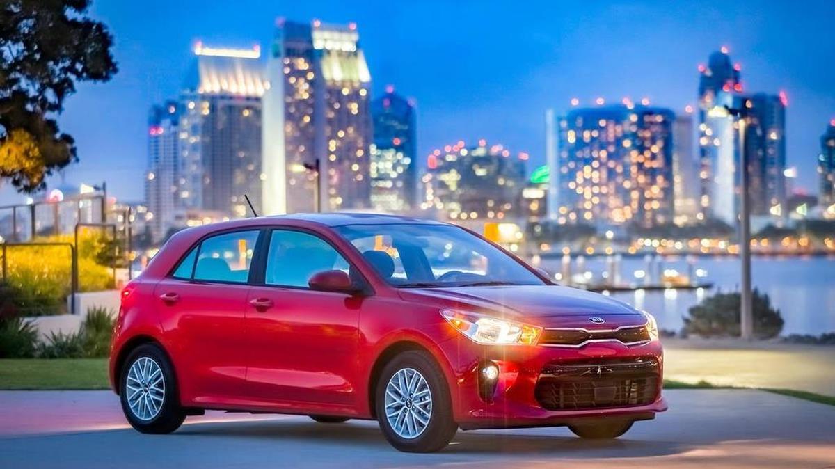 Las agradables proporciones del nuevo Kia Rio, especialmente en el hatchback de cinco puertas, enmascaran sus diminutas dimensiones.