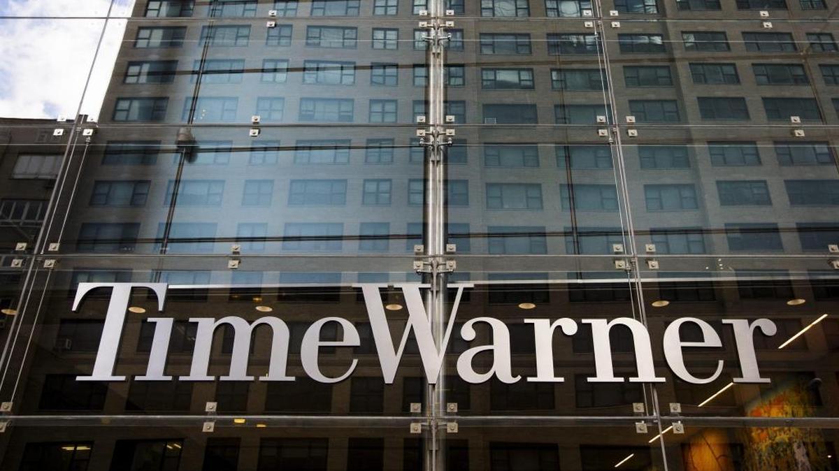 Vista del exterior de la sede de Time Warner en Nueva York, Estados Unidos. Los directivos de esa empresa y AT&T defendieron el lunes el acuerdo de fusión.