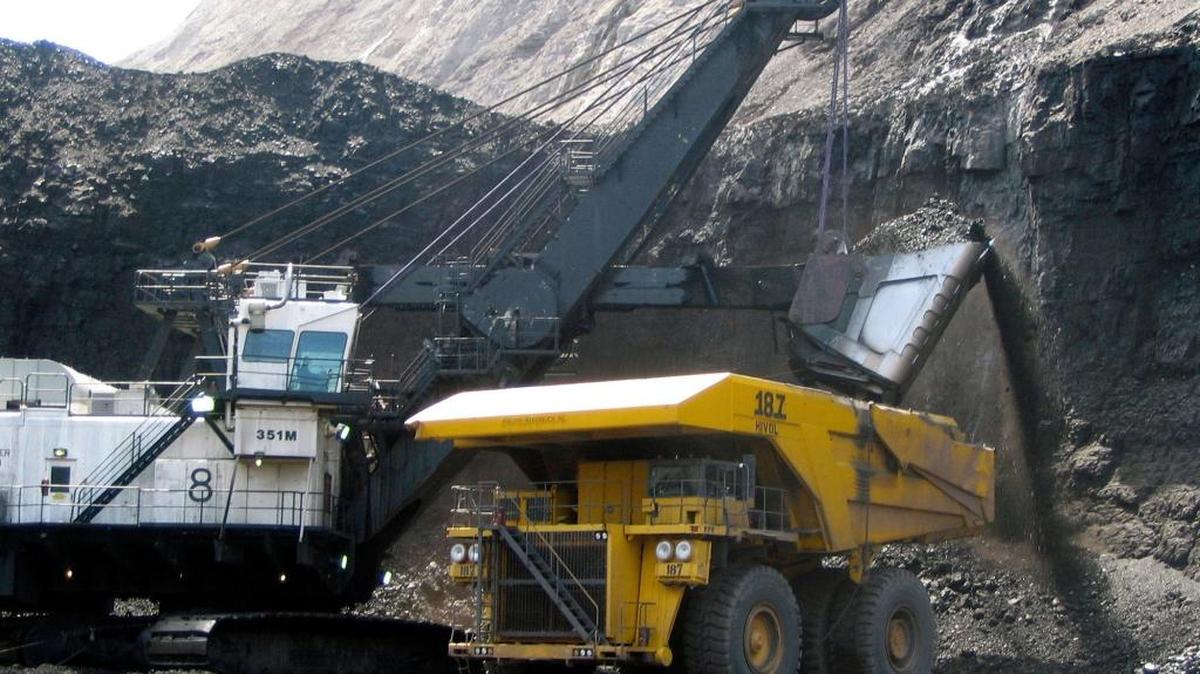 Preparativos para descargar carbón en un camión en la mina Black Thunder, Wright, Wyo. La mina es propiedad de Arch Coal Inc. Foto de archivo.