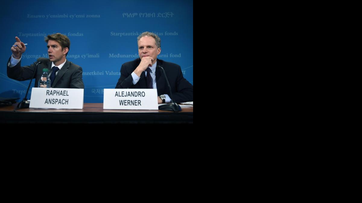 
El moderador Raphael Aspach, izquierda, señala junto al director del Hemisferio Occidental del Fondo Monetario Internacional, Alejandro Werner, el miércoles, durante una rueda de prensa en la sede del organismo en Washington, DC.
