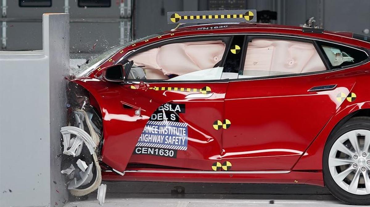 El vehículo Tesla Model S durante una prueba de choques.
