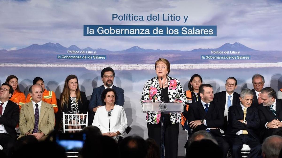 La mandataria chilena, Michelle Bachelet (cen.), habla el lunes 25 en un evento en el que la estatal chilena Codelco, la mayor productora mundial de cobre, anunció su plan para licitar y explorar el litio en dos salares del norte del país austral.