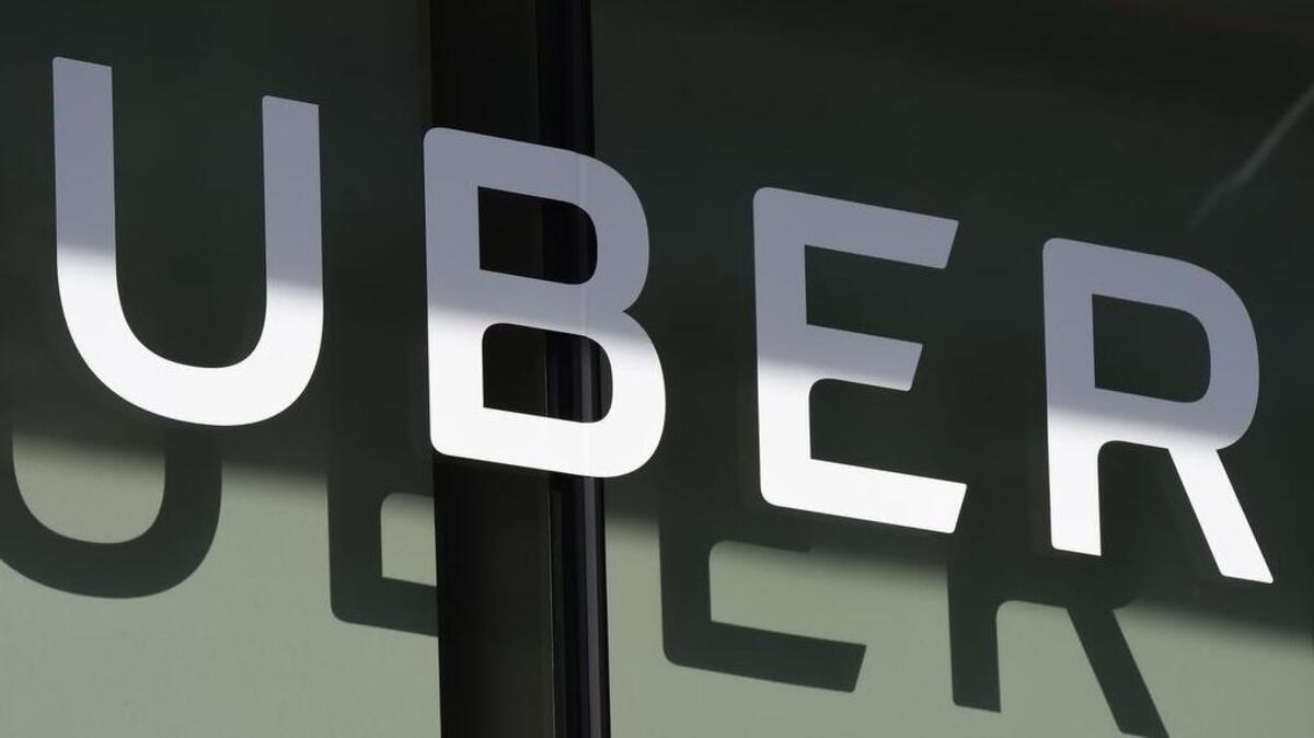 Un logotipo de Uber. Uber está considerando una valuación de más de $100 mil millones para su tan esperada oferta de acciones con vencimiento en 2019, que sería la más grande en el sector tecnológico, dijeron fuentes el martes.