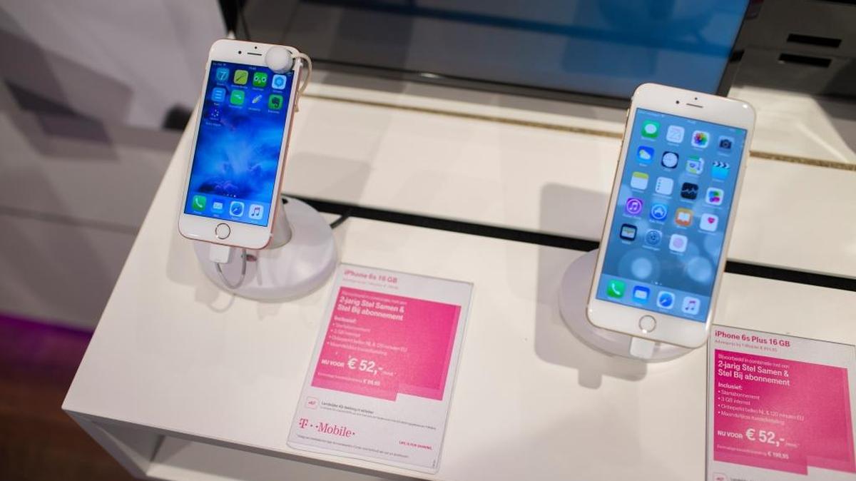 Teléfonos Iphone 6s de Apple Inc son mostrados en una tienda de T-Mobile, operada por Telekom AG, en Utrechet, el viernes.