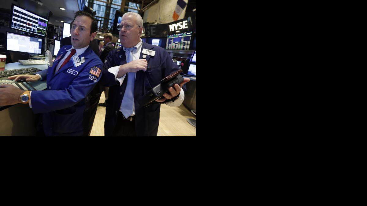 
El analista Michael Pistillo (izq.) y el corredor de la Bolsa Thomas Ferrigno durante la sesión del lunes en Wall Street.



