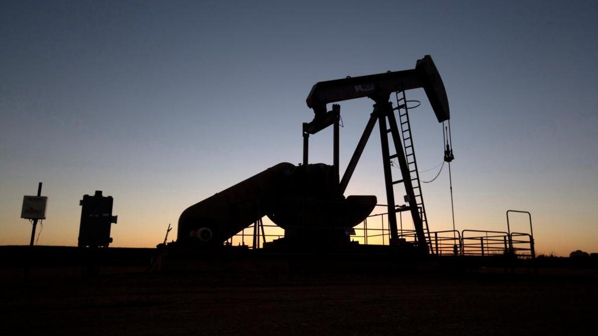 Equipos petroleros en Big Lake, Texas, en diciembre pasado. El BM rebajó el martes de manera notable sus estimaciones del precio del crudo hasta los $37de media, y advirtió que esta tendencia se mantendrá “por algún tiempo”.