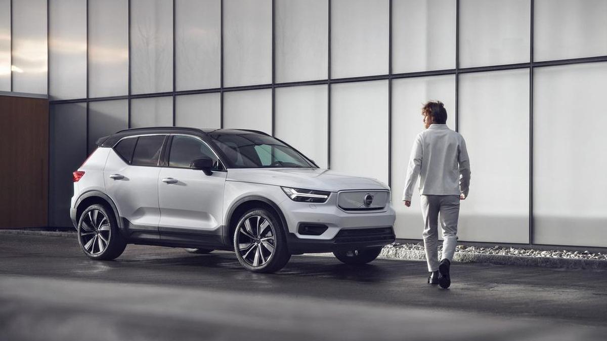 El Volvo XC40 Recharge es un crossover pequeño, relativamente asequible, elegante y bien atractivo.