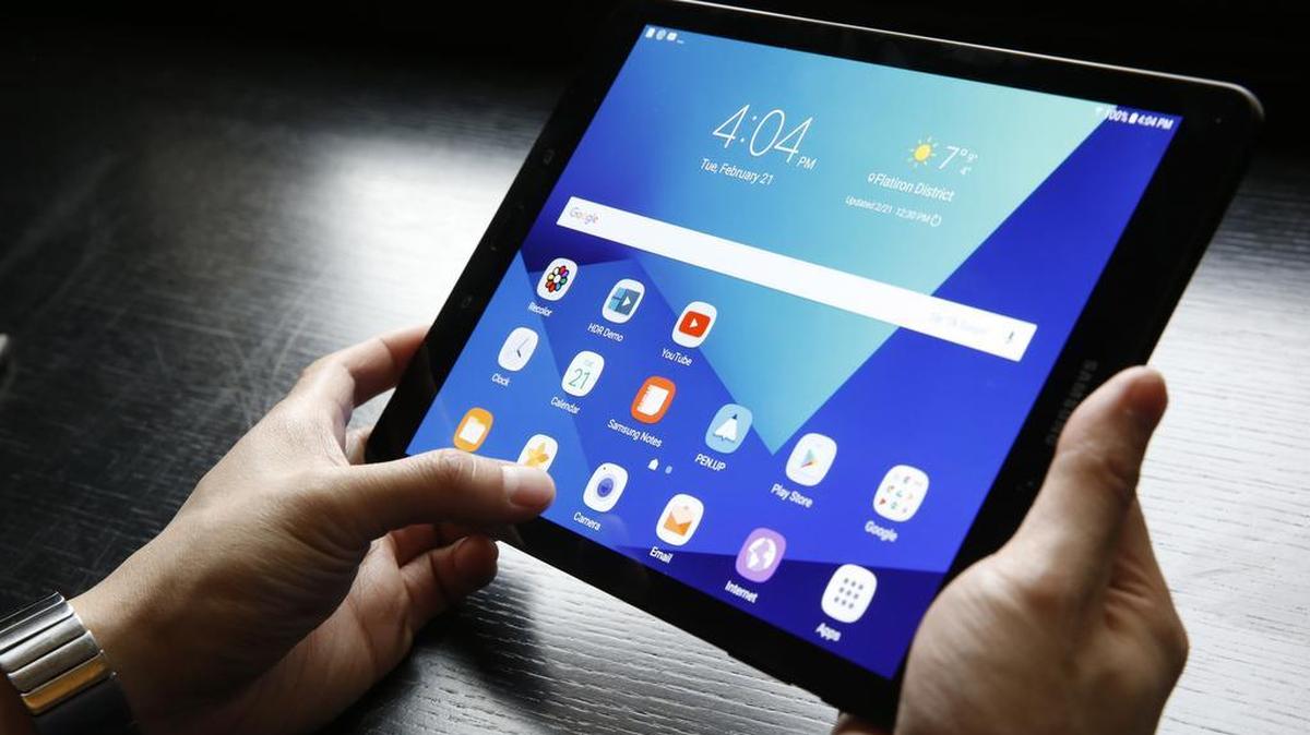 Un usuario observa una tableta Android el 21 de febrero de 2017 durante un evento en Nueva York.