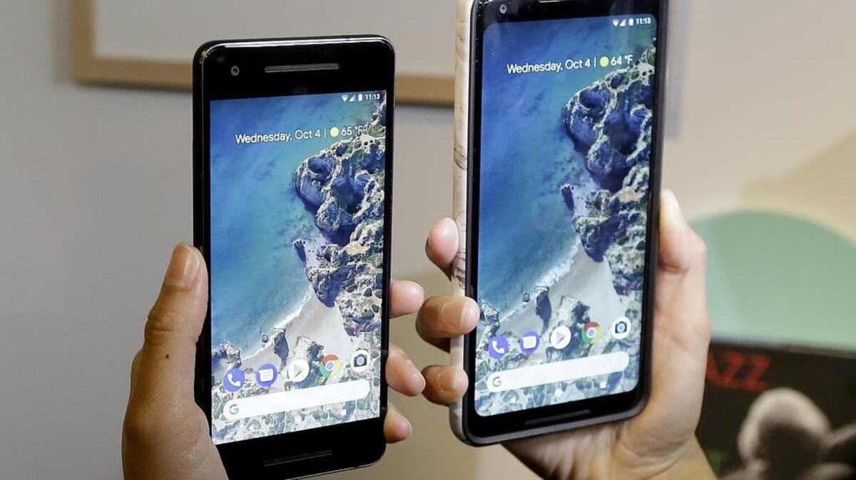 Una mujer muestra los dos modelos de teléfono, el Google Pixel 2 phone, izquierda, y el Pixel 2 XL, en el SFJAZZ Center en san Francisco.