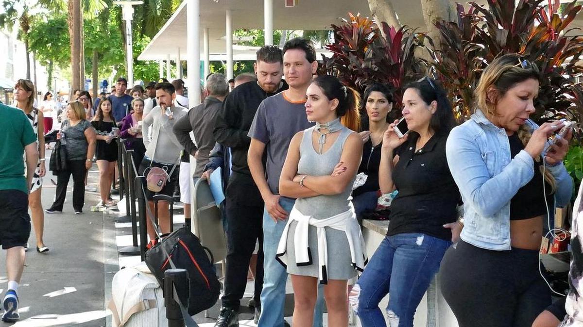 Cientos de personas esperan en fila en la tienda de Apple en Lincoln Road en Miami Beach el 3 de octubre de 2017 para adquirir el nuevo iPhone X. El teléfono cuesta $999 y como novedades más destacadas, amplía la pantalla táctil hasta suprimir los marcos y dispone de reconocimiento facial.