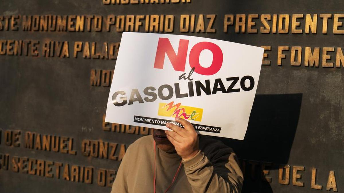 Un hombre protesta contra el alza de los precios de la gasolina, el lunes en Ciudad de México.