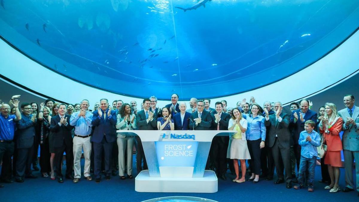 Phillip Frost, su esposa Patricia Frost, y el presidente del Museo de Ciencias Frost, Frank Steslow, aplauden el lunes tras hacer sonar de manera remota la campana que inició la jornada del mercado de valores Nasdaq.
