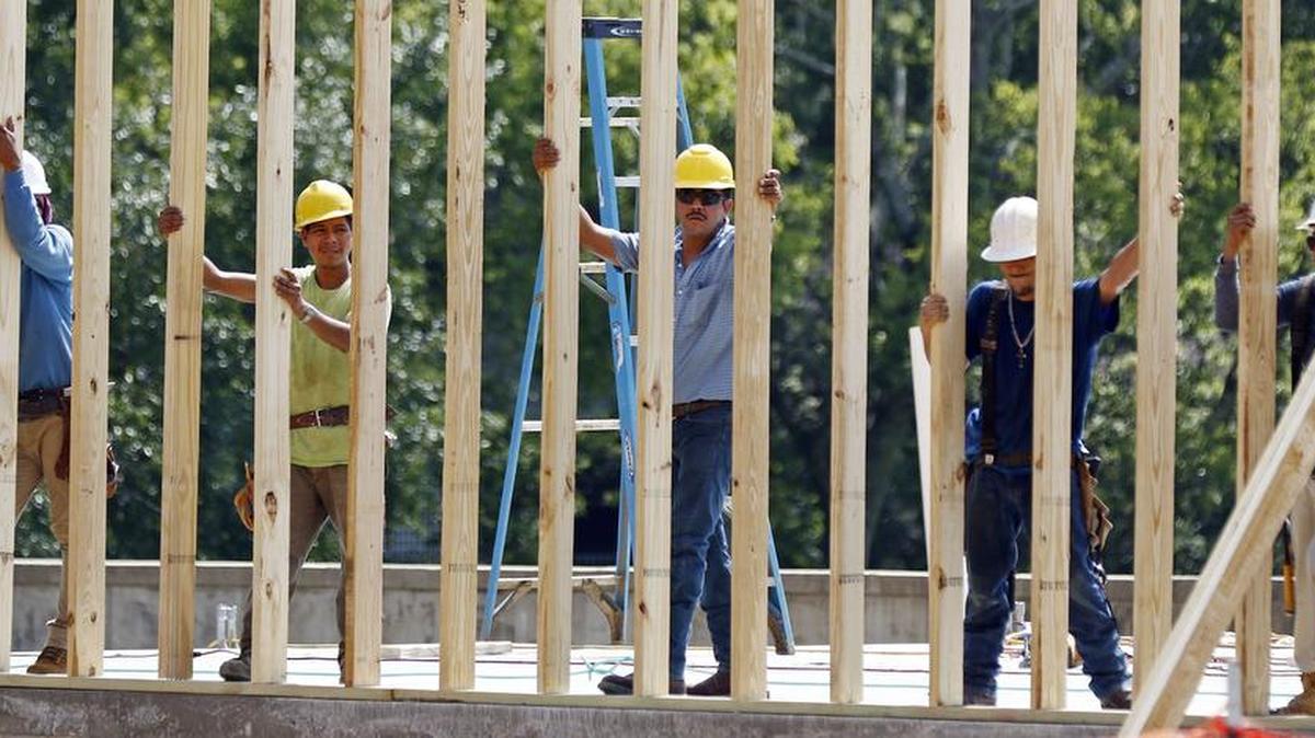 Trabajadores de la construcción participan en un proyecto en Jackson, Mississippi, el 21 de agosto de 2017.