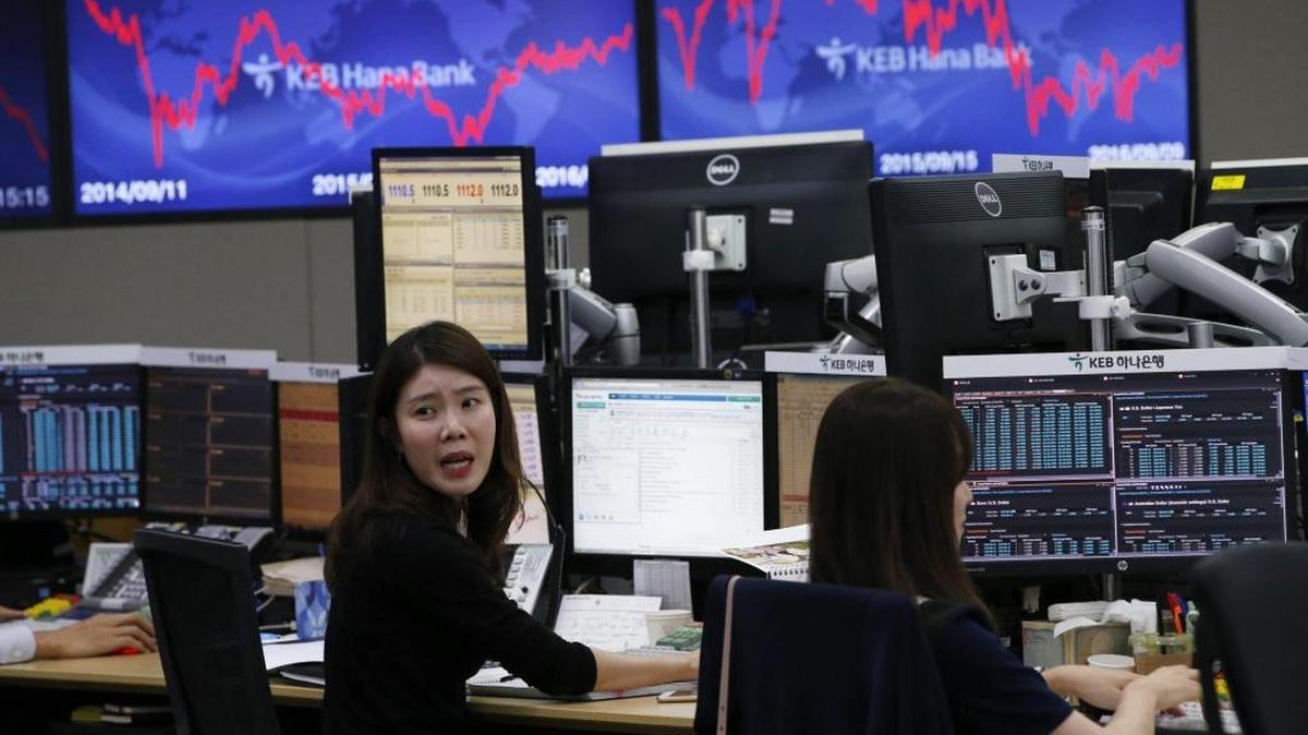 Agentes de bolsa surcoreanas trabajan el lunes en el banco KEB Hana Bank, en Seúl. La olsa de Seúl cayó más de un 2% arrastrada por la posibilidad de un alza de las tasas en EEUU, los riesgos geopolíticos tras la prueba nuclear de Corea del Norte y el desplome de Samsung.