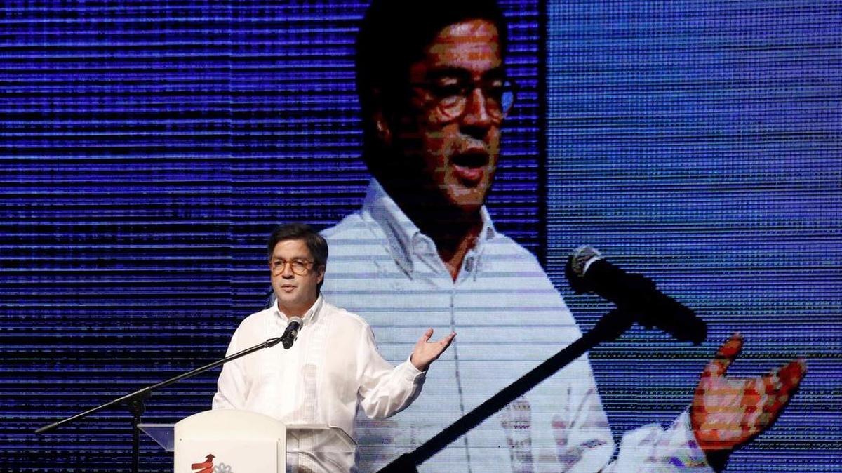 El presidente del Banco Interamericano de Desarrollo (BID), Luis Alberto Moreno, habla durante la inauguración del foro empresarial el viernes en Luque, Paraguay.