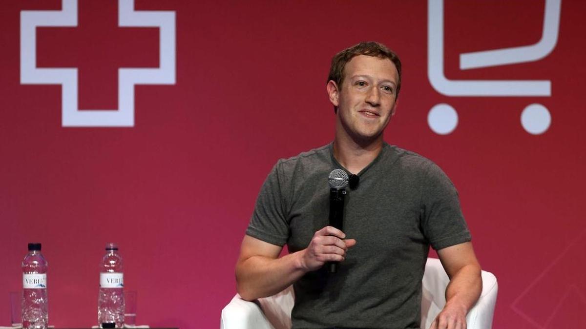 El creador de Facebook, Mark Zuckerberg al inicio de su conferencia en el Congreso Mundial de Móviles que se celebra desde el lunes, en el recinto Gran Vía de Fira de Barcelona.