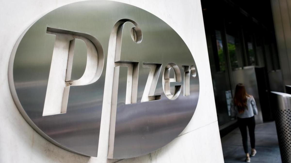 JLX02. NUEVA YORK (EE.UU.), 11/07/2018.- Vista del logo de la farmacéutica Pfizer en su sede de Nueva York (Estados Unidos) hoy, miércoles 11 de julio de 2018. Pfizer anunció que prevé reorganizarse a principios del año fiscal 2019 en tres áreas de negocio: una de fármacos innovadores, otra de salud para los consumidores y otra de medicamentos consolidados. El anuncio de la farmacéutica llega un día después de su decisión de congelar la subida de precios de unos 40 medicamentos al menos hasta principios de 2019, entre advertencias del presidente de EE.UU., Donald Trump. EFE/JUSTIN LANE
